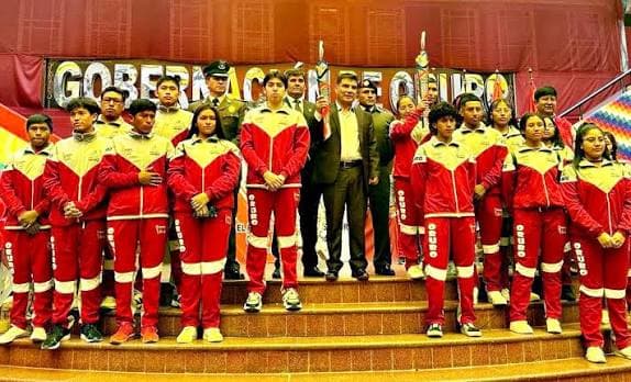 ENTREGA DE DEPORTIVOS A REPRESENTANTES ORUREÑOS